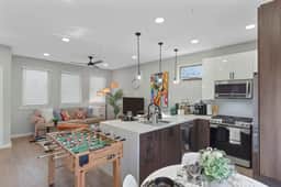 A la mode 2BDTownhouse: 7St Walkable & UltraCool!