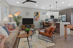 A la mode 2BDTownhouse: 7St Walkable & UltraCool!