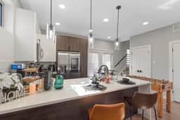 A la mode 2BDTownhouse: 7St Walkable & UltraCool!