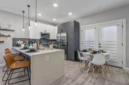 Elegant 2BDTownhouse: 7St Walkable, Modish & Sharp