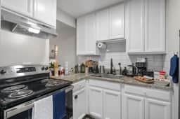 Pleasant 1BD: AT&T Walkable, Inviting & Lovable!