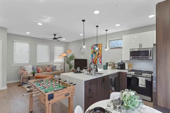 A la mode 2BDTownhouse: 7St Walkable & UltraCool!