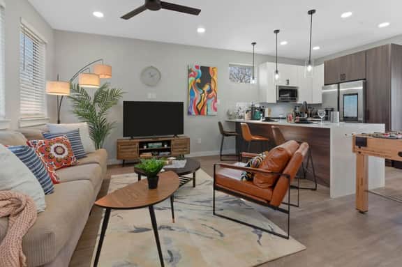 A la mode 2BDTownhouse: 7St Walkable & UltraCool!