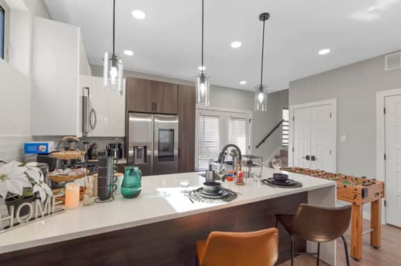 A la mode 2BDTownhouse: 7St Walkable & UltraCool!