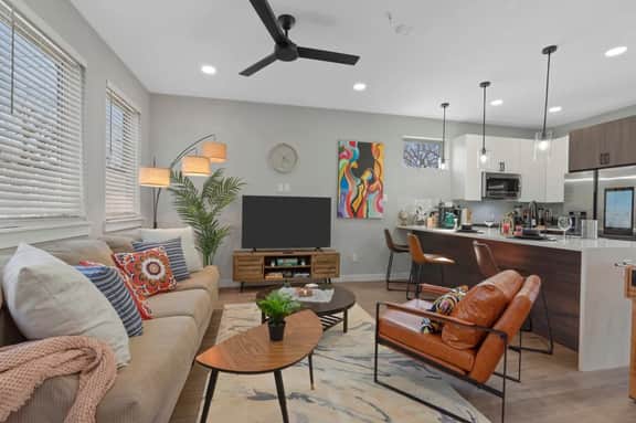 A la mode 2BDTownhouse: 7St Walkable & UltraCool!