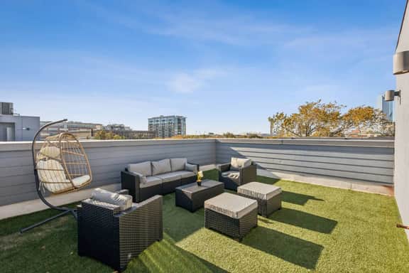 Aquara 2BDTownhouse: DT Walkable, Modish & Sharp!