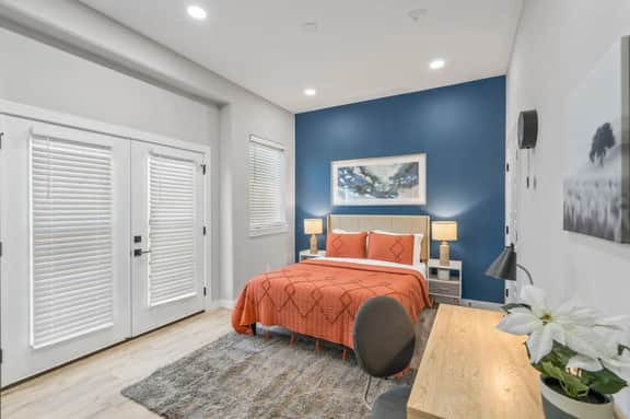 Elegant 2BDTownhouse: 7St Walkable, Modish & Sharp