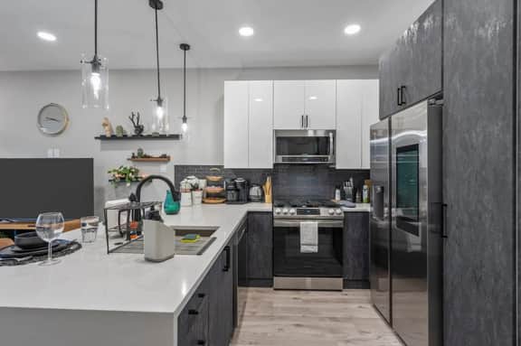 Elegant 2BDTownhouse: 7St Walkable, Modish & Sharp
