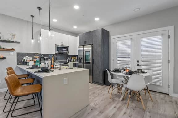 Elegant 2BDTownhouse: 7St Walkable, Modish & Sharp