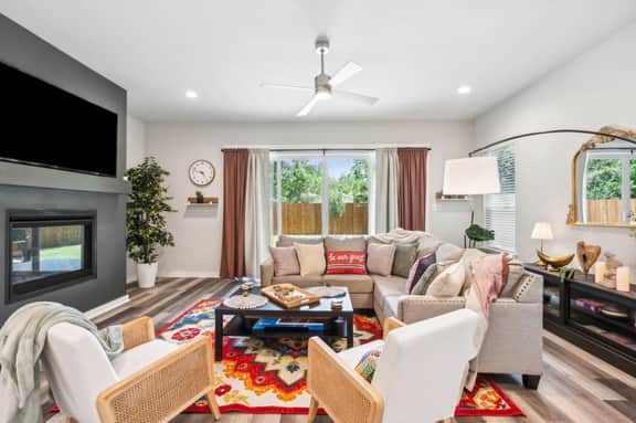 Joyous 3BDs Townhouse:  UltraCool & Spacious!