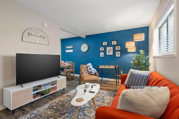 Pleasant 1BD: AT&T Walkable, Inviting & Lovable!