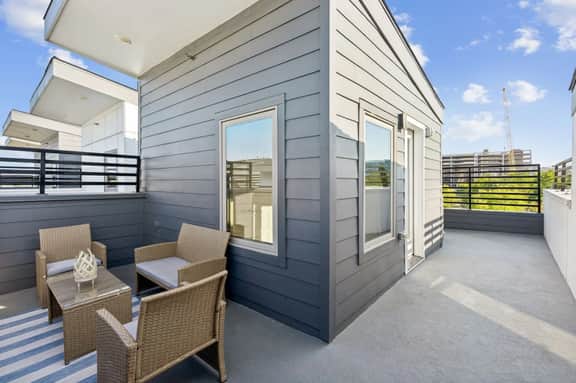 The Charm :2BD In the Heart of Magnolia & Stylish!