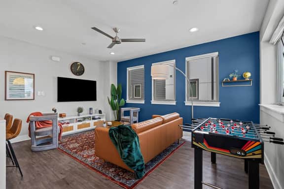 The Charming 2BD: In the Heart of FortW & Stylish!