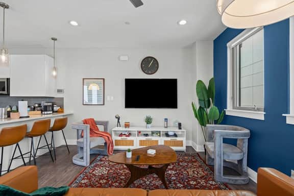 The Charming 2BD: In the Heart of FortW & Stylish!