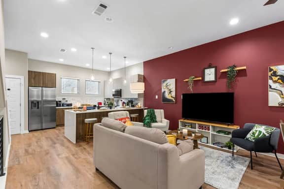 The Coral 2BD TH: 7ST Walkable, Elegant & Comfy!