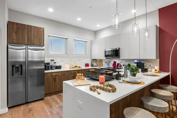 The Coral 2BD TH: 7ST Walkable, Elegant & Comfy!