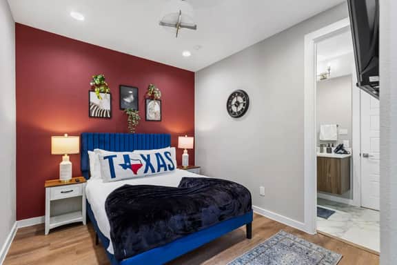 The Coral 2BD TH: 7ST Walkable, Elegant & Comfy!