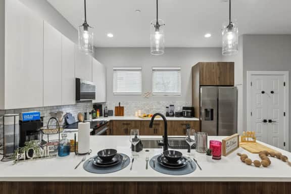 The Larimar 2BD TownH: 7ST Walkable, Comfy & Cool!