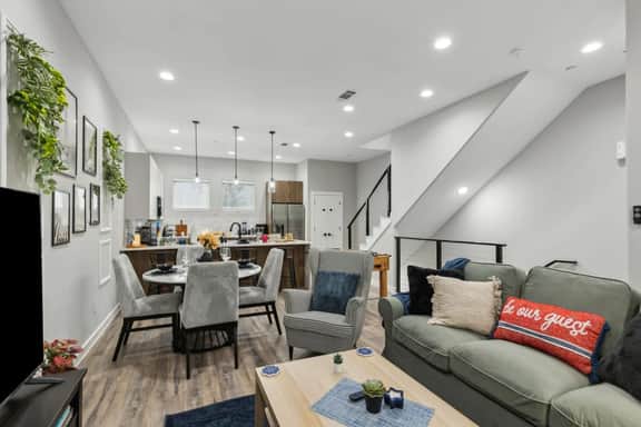 The Larimar 2BD TownH: 7ST Walkable, Comfy & Cool!