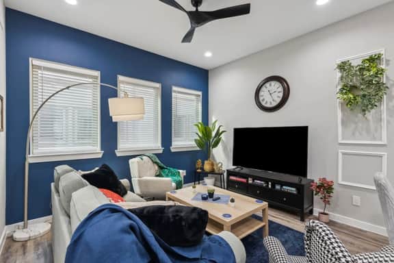 The Larimar 2BD TownH: 7ST Walkable, Comfy & Cool!