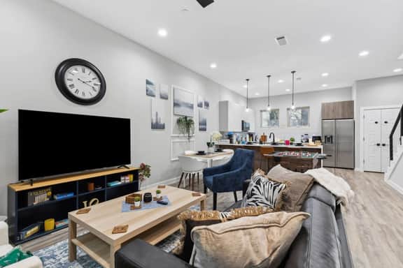 The Opal 2BD House: 7ST Walkable, Vibrant & Homey!