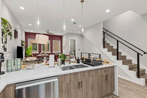 The Quartz 2BD TH: 7ST Walkable, JOYfull & Comfy!