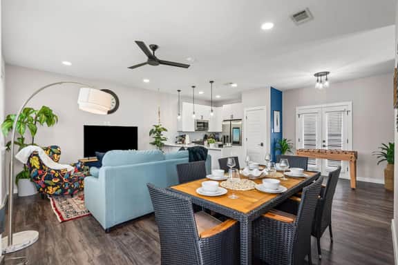The Ruby: 2BD In the Heart of FW, Cool & Spacious!