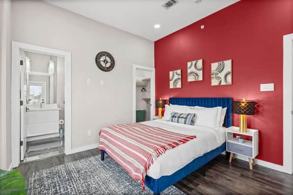 The Ruby: 2BD In the Heart of FW, Cool & Spacious!