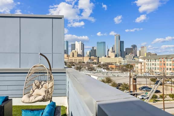 The Topaz of Dallas: 2BD DownTown Walkable & VIEW!