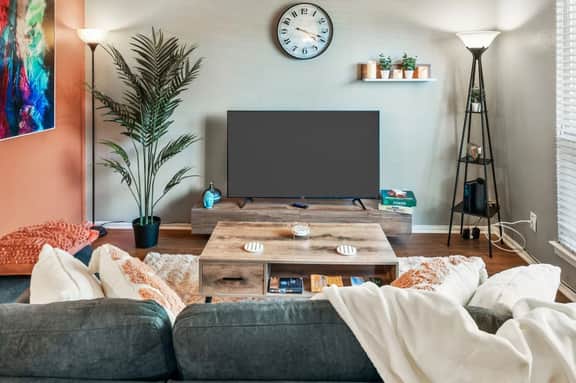 Vivid 1BD: TCU Walkable, Inspiring & Restful!