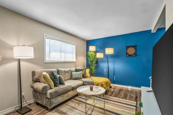 Where It's All Happening: 1BD in the Mid of Action