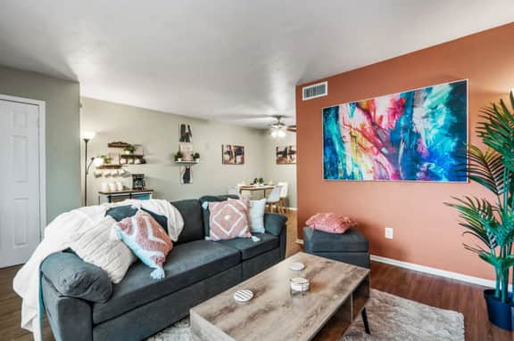 Vivid 1BD: TCU Walkable, Inspiring & Restful!
