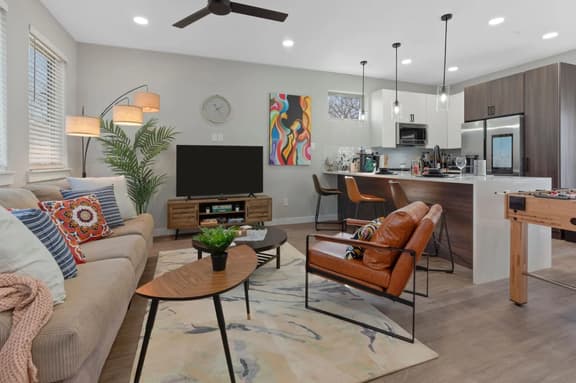 A la mode 2BDTownhouse: 7St Walkable & UltraCool!