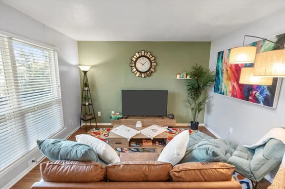 Artistic 1BD: TCU Walkable, Vibrant & Convenient!