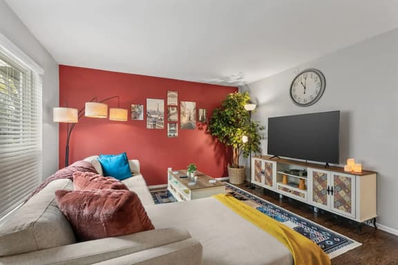 Intimate 2BD:TCU Walkable, heartwarming & spacious