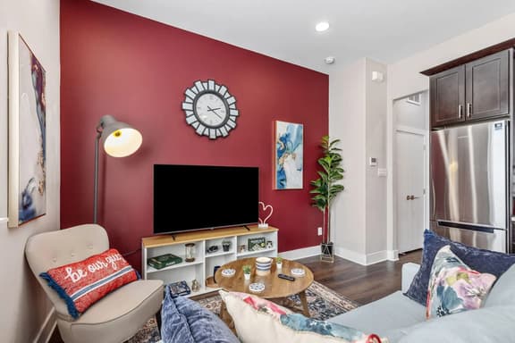 Poetic 1BD: Ground Lvl, Comfy, Stylish & Centered!