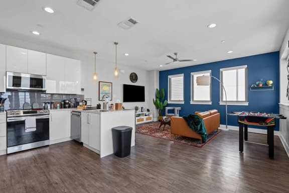 The Charming 2BD: In the Heart of FortW & Stylish!