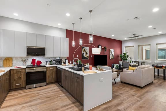 The Coral 2BD TH: 7ST Walkable, Elegant & Comfy!