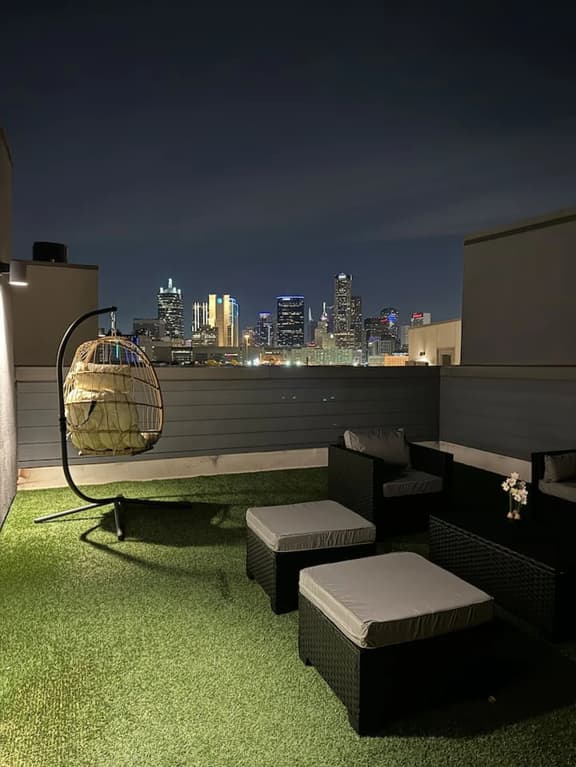 The Indigo 2BDTownhouse: DT Walkable & UltraCool!